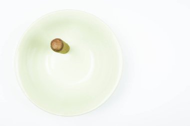 Beyaz arka planlı, bükülmüş tabaklardan güçlü puro.