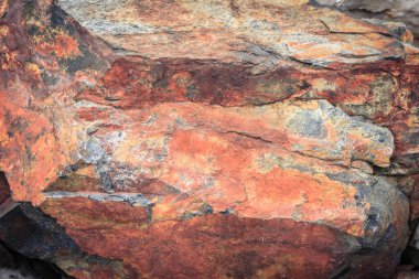 Güzel şekilli büyük bir dağ taşı.