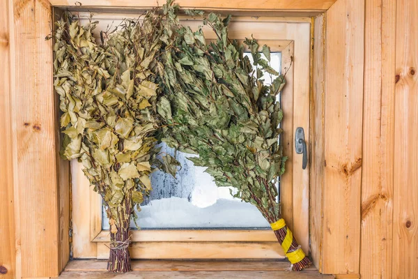 Ein Paar Grüne Birkenbesen Auf Einem Fenster Einer Badewanne — Stockfoto