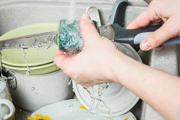 Wanita Tangan Mencuci Pisau Dengan Kain Atas Piring Kotor — Stok Foto