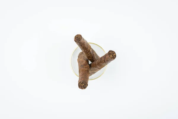 Kleine Zigarren Aus Gedrehten Blättern Glasstapel Mit Weißem Hintergrund — Stockfoto