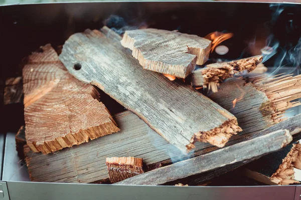 Palenie Drewna Opałowego Ogniem Składanym Kozieradce Podpaleniu Smażenia Kebabów Mięsnych — Zdjęcie stockowe