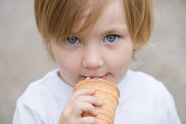 Bellissimo Bambino Con Gli Occhi Azzurri Camicia Bianca Sta Mangiando — Foto Stock