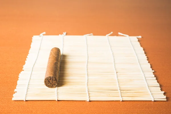 Cigarro Grueso Estera Bambú Blanco Acostado Mesa —  Fotos de Stock