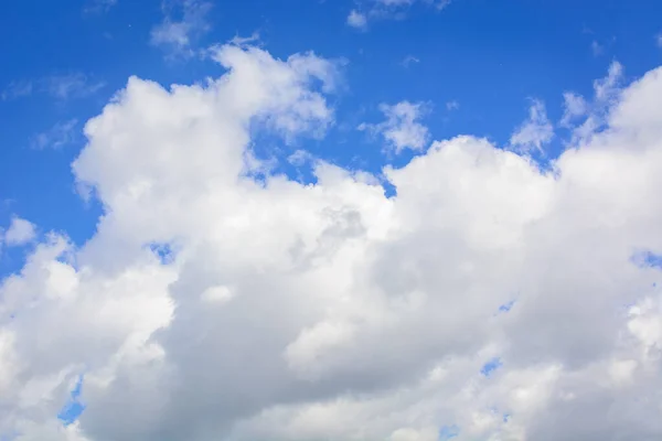 浮遊白い雲と青空 — ストック写真