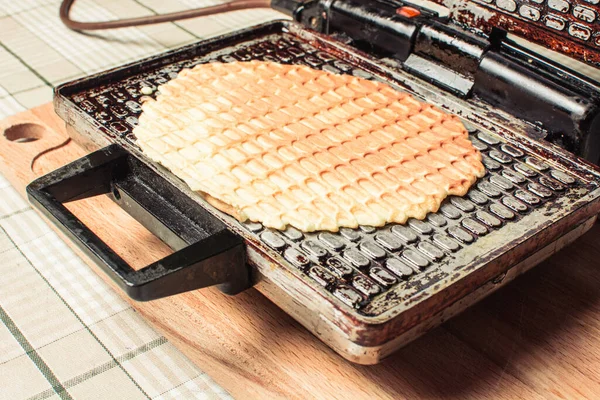 Waffles Finos São Assados Ferro Waffle Mesa Cozinha — Fotografia de Stock