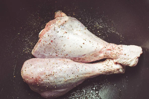 Delicate Raw Turkey Legs Sprinkled Salt Pepper Large Cauldron Roasting — Stock Photo, Image