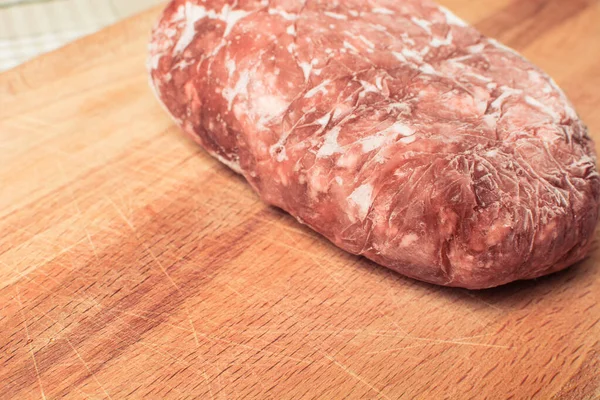 Trozo Cerdo Picado Congelado Para Cocinar Bistec Tabla Cortar — Foto de Stock