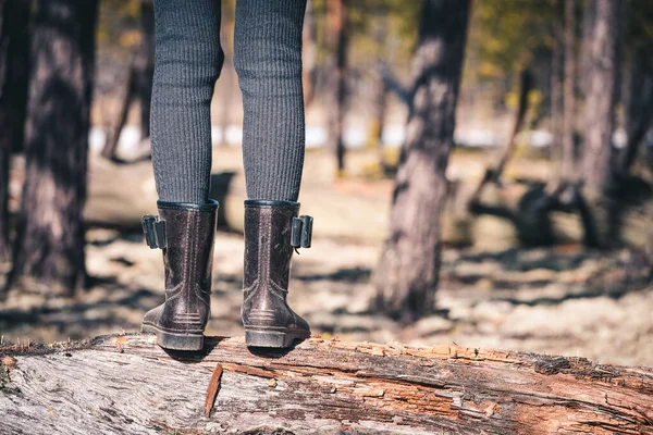 Meisjes Dunne Benen Rubberen Laarzen Steken Het Bos Door Gevallen — Stockfoto