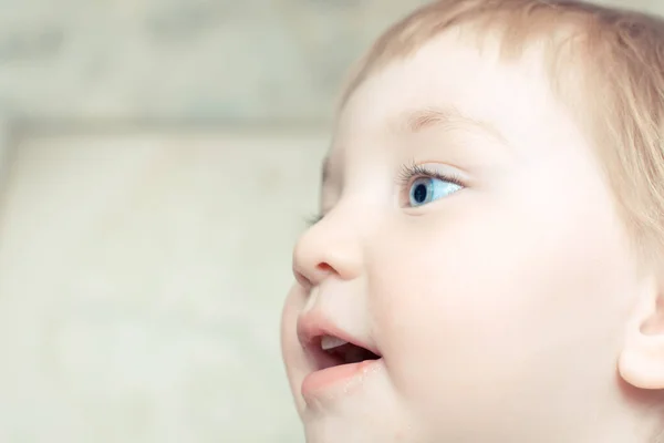 Здивована Дитина Блакитними Очима Відкритим Ротом — стокове фото