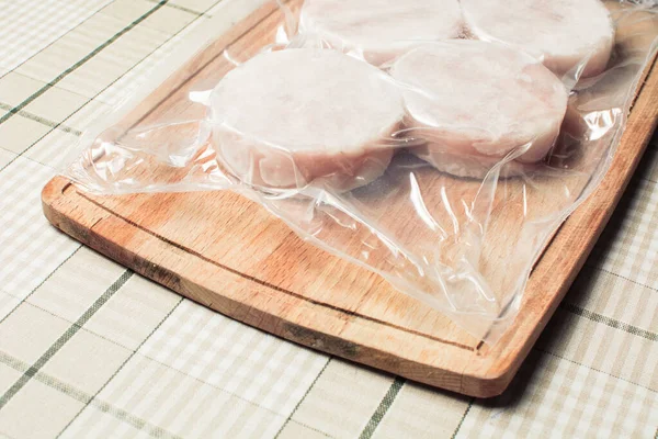 Замороженное Рыбное Филе Запечатанной Упаковке Деревянной Доске — стоковое фото