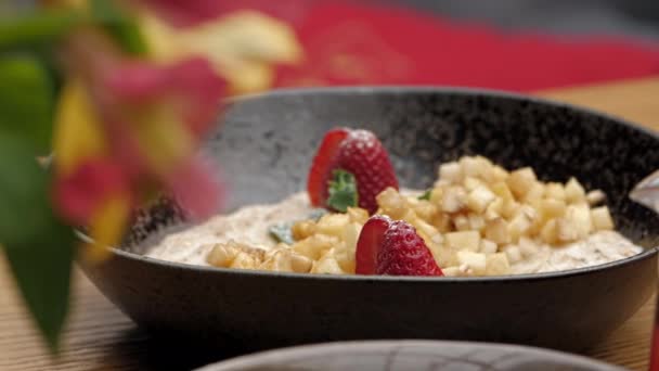 Oatmeal Fresh Strawberries Banana Ceramic Bowl Close Shot Slide — Stock Video
