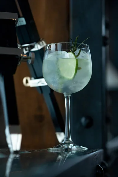 Gin Tonic Cocktail Mit Rosmarin Auf Dem Hintergrund Einer Bar — Stockfoto