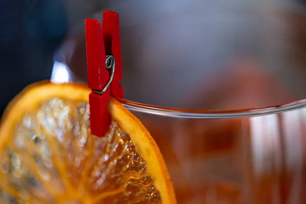 Cocktail con fetta di arancia secca, immagine astratta . — Foto Stock