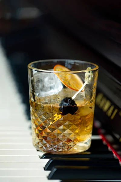Vecchio cocktail alla moda . — Foto Stock