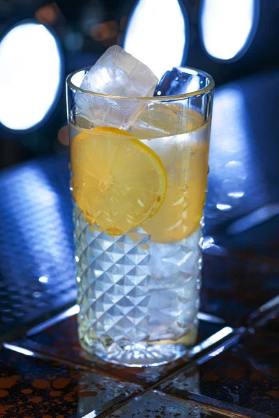 Cocktail Margarita al bancone del bar . — Foto Stock