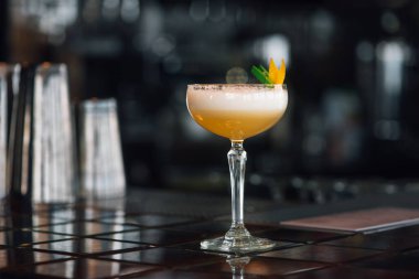 Bar arka planında viski kokteyli. Yakın çekim..