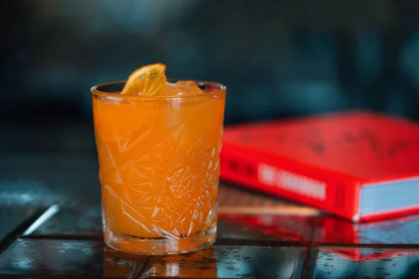 Grapefruit Cocktail Oder Luce Del Sole Cocktail Vor Dunklem Hintergrund — Stockfoto