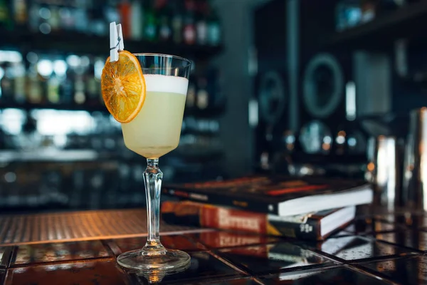 Pisco Sour Cocktail Met Gedroogde Sinaasappelschijfje Aan Bar Restaurant Achtergrond — Stockfoto
