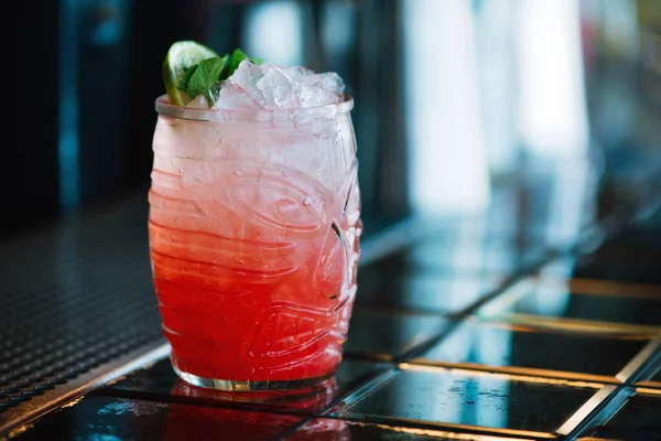 Cocktail Rosso Nel Bicchiere Tiki Sul Bancone Del Bar Primo Immagine Stock