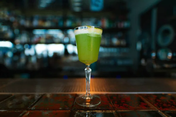 Cocktail Alcolico Verde Sul Bancone Del Bar Primo Piano — Foto Stock