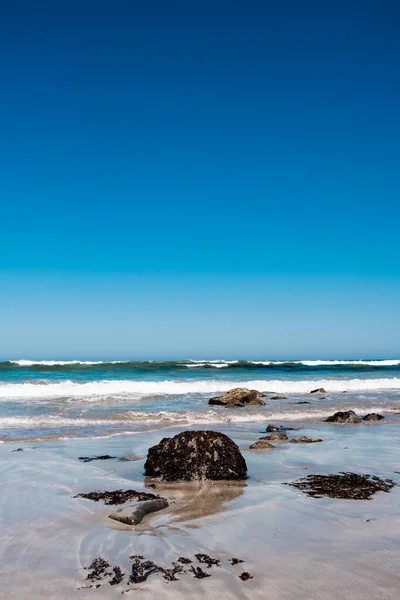 Wellen Und Steine Einem Afrikanischen Strand — Stockfoto