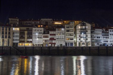 Gece vakti Lekeitio Bask Sahili