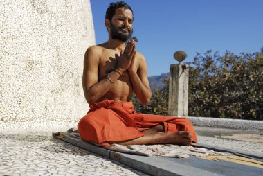 Hint sadhu Rishikesh, Hindistan yoga egzersizleri yapıyor.