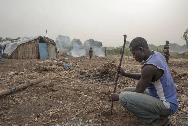 Refugiados cavan un agujero para la construcción de una casucha en el campamento de personas desplazadas, Juba, Sudán del Sur . — Foto de Stock