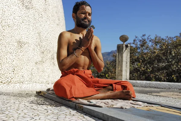 Indian sadhu does exercises of yoga in Rishikesh, India. — Stock Photo, Image