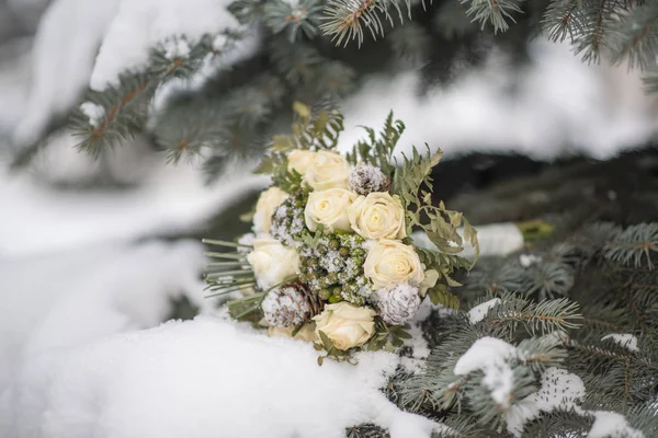 Wedding bouquet on a snow branch. — Stock Photo, Image