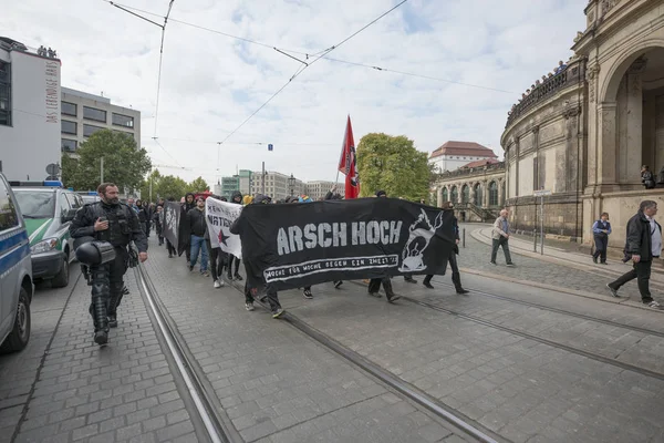 Far-right members of "Pegida" take part at march in Dresden, Germany. — Stock Photo, Image