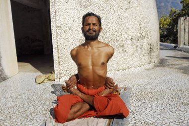 Hint sadhu Maharishi Ashram, Rishikesh, Hindistan yoga egzersizleri yapıyor.