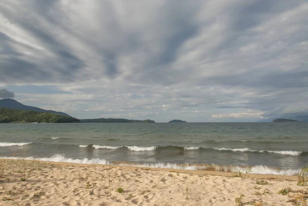 Baikal Lake shore in windy weather. — Stock Photo, Image