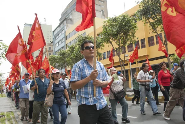 As pessoas participam da manifestação do Dia de Maio em Lima, Peru . — Fotografia de Stock