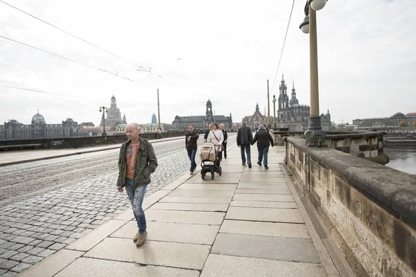 Az emberek sétálni az egész a Augustus híd Drezda, Németország. — Stock Fotó