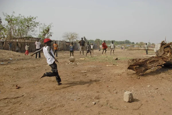 Juba, Güney Sudan bir sokakta çocuklar oynar. — Stok fotoğraf