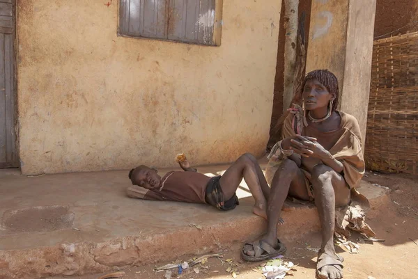 Сліпий жінка бере відпочинок з сином у Dimeka, долини Омо, Ефіопія. — стокове фото