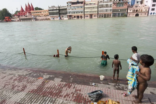 Os devotos hindus tomam banho no rio Ganges durante Kumbha Mela em Haridwar, Índia . — Fotografia de Stock