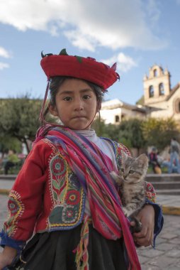 Quechua kız Cuzco, Peru bir fotoğraf için poz veriyor.