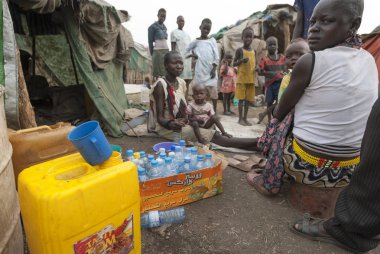 İnsanların su mülteci kampı, toplamak için plastik kaplar Juba, Güney Sudan hazırlamak.