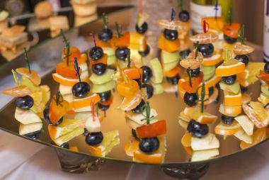 Tabak meyve tatlı büfesi masada.