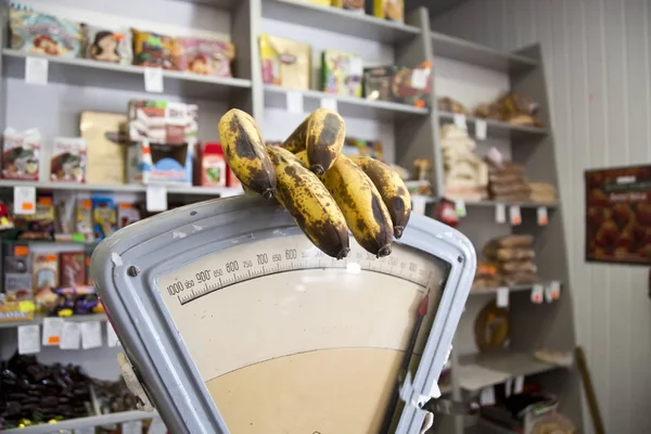 Banane marce su una bilancia in un minimarket, Russia . — Foto Stock