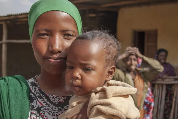 Muslimsk kvinna poserar med sin baby i Harar i Etiopien. — Stockfoto