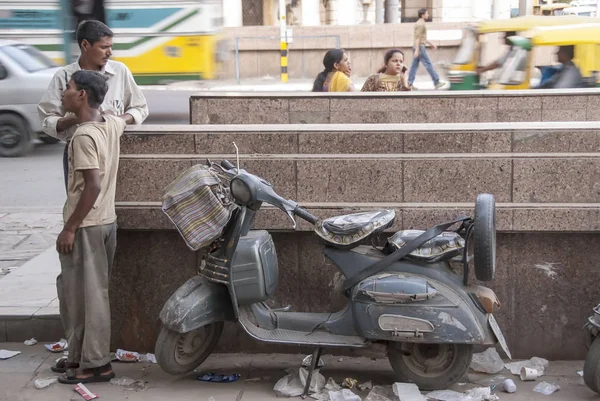 Skuter właściciel czeka na jego pasażerów w city center w New Delhi, Indie. — Zdjęcie stockowe