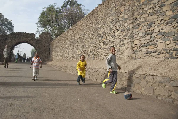 Los niños juegan al fútbol en una calle con pelota hecha a mano en Gondar, Etiopía . — Foto de Stock