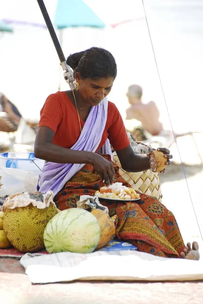Indian woman prepares fruit salad on Kovalam beach, Kerala, India. — Stock Photo, Image