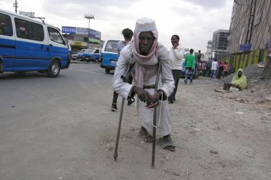 Adam para Mercato Pazar alanı, Addis Ababa, Etiyopya yalvarır.