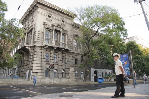 Un officier de marine ukrainien attend un transport public dans une rue d'Odessa, en Ukraine . — Photo