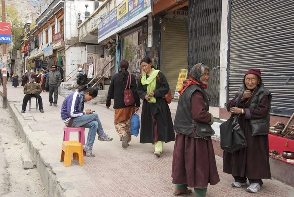 Mulheres idosas conversam em uma rua em Leh, Ladakh, Índia . — Fotografia de Stock